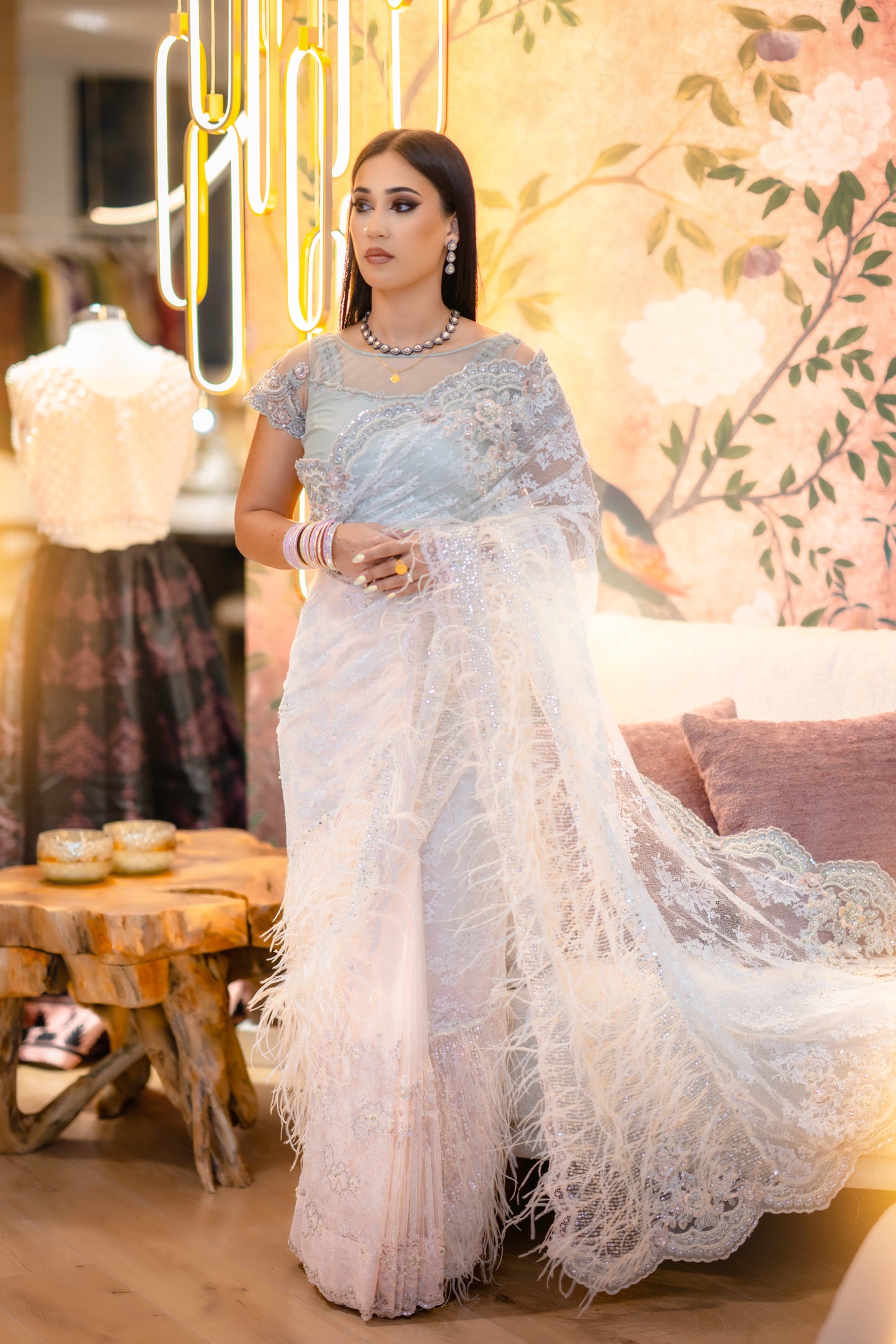 Saree branco com penas e blusa de miçangas