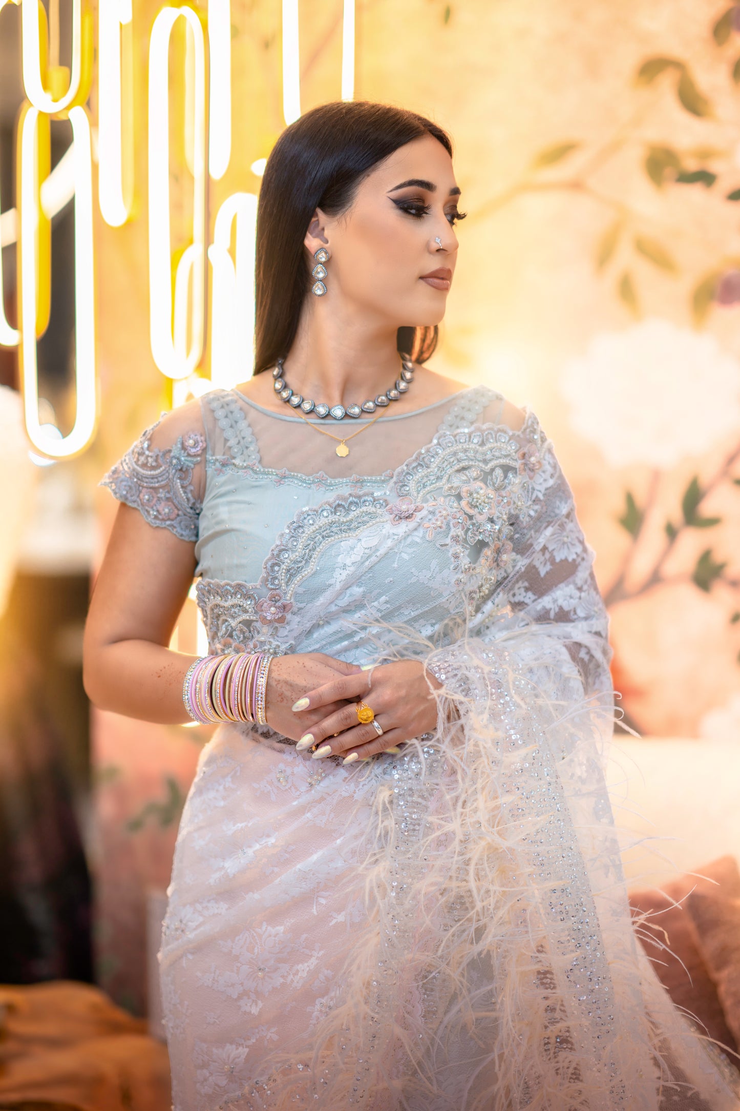 Saree branco com penas e blusa de miçangas