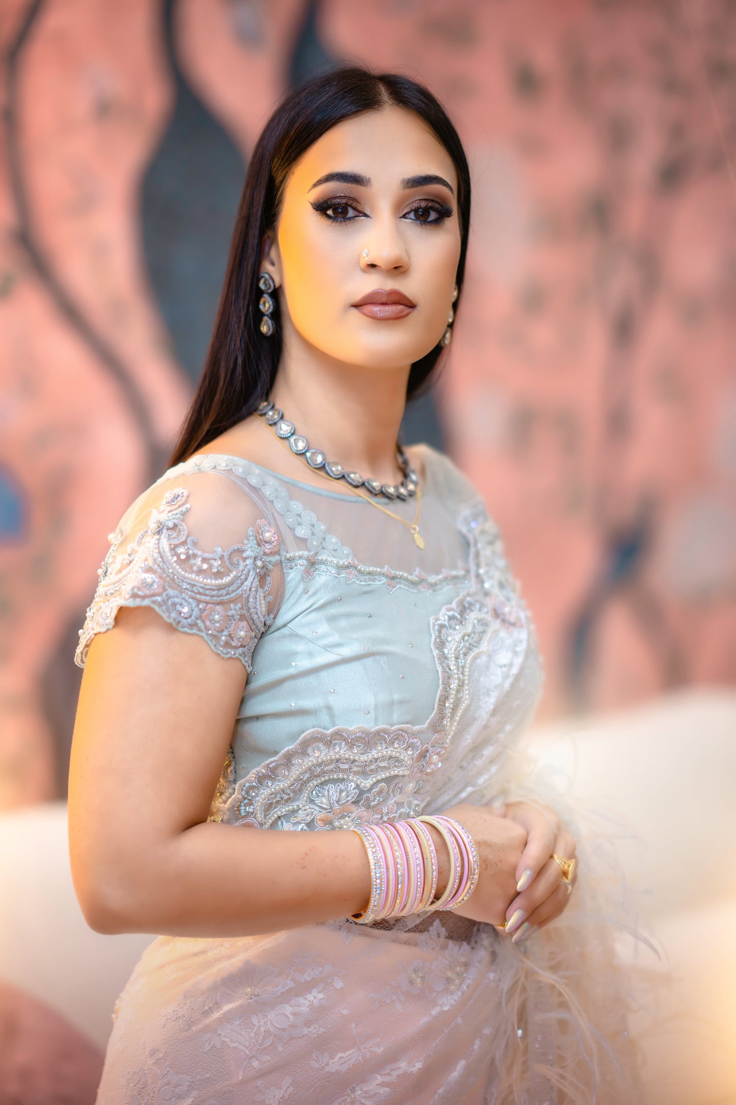 Saree branco com penas e blusa de miçangas