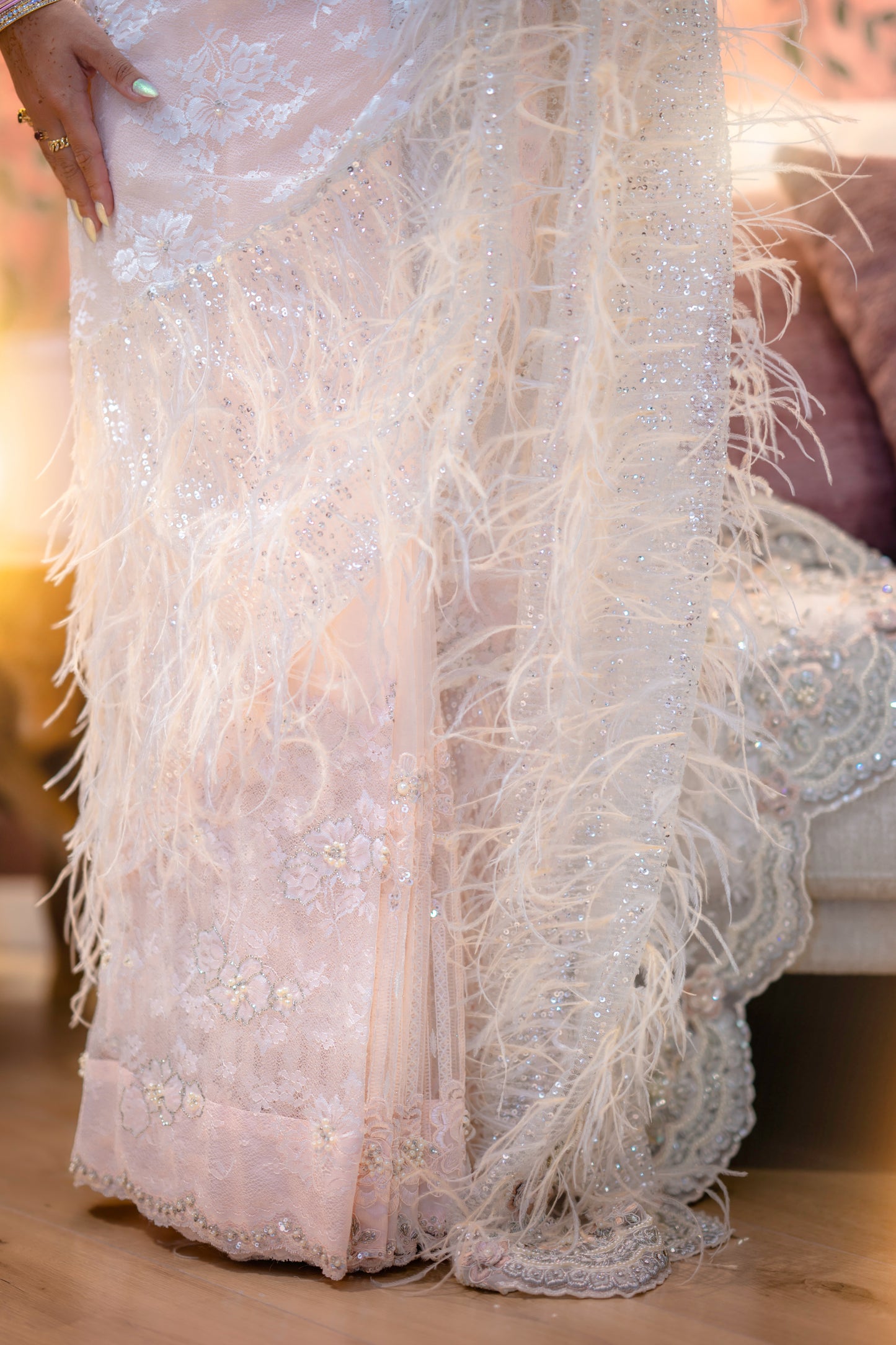 Saree branco com penas e blusa de miçangas