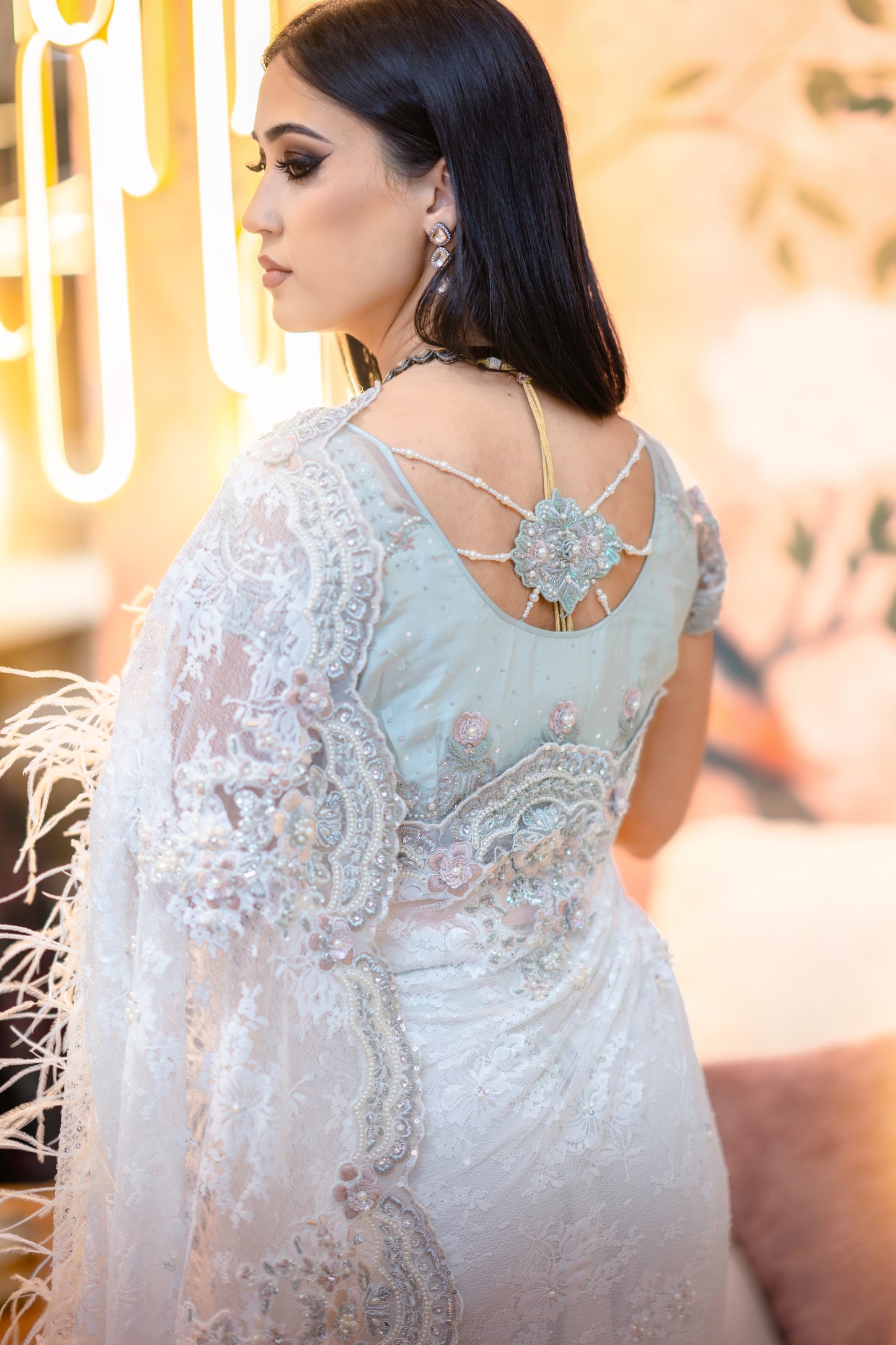 Saree branco com penas e blusa de miçangas