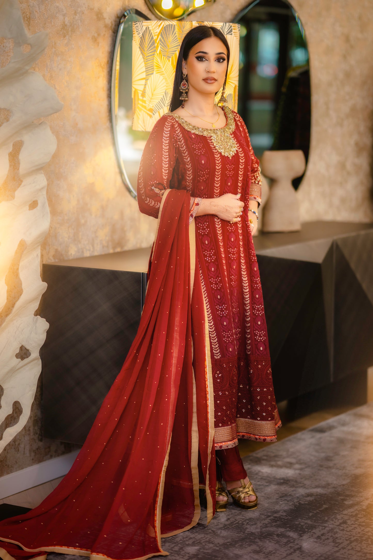 Anarkali vermelho com bordado dourado